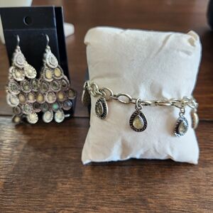 Elegant Silver and Crystal Teardrop 7" Bra Elet With Toggle Closure And EaSet